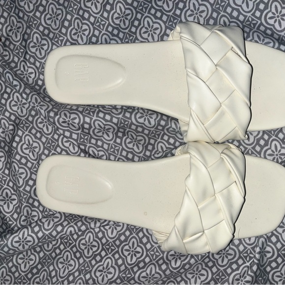 Cream color gap sandals size 9 women’s - Picture 2 of 2
